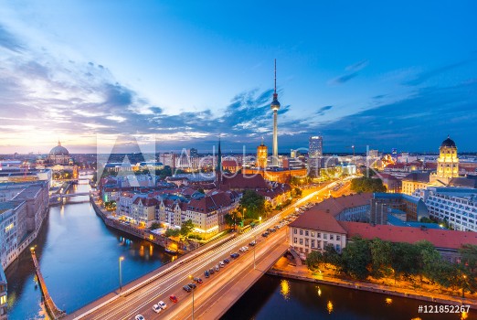 Image de Berlin Panorama am Abend von der Fischerinsel mit Blick auf den Alexanderplatz und Fersehturm